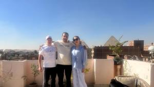 Gestir sem dvelja á Badr pyramids view
