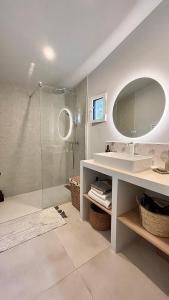La salle de bains est pourvue d'une douche, d'un lavabo et d'un miroir. dans l'établissement maison aux Baux de Provence, aux Baux-de-Provence