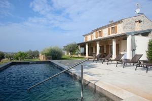 uma casa com piscina em frente a uma casa em Stancija Katarina di Maladel em Seget