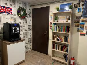 Habitación con puerta y estante para libros en Hostel Podolski Plus en Kiev