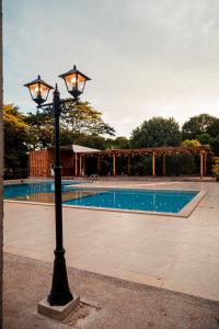 a light pole next to a swimming pool at Casa Campo Victoria in Valledupar