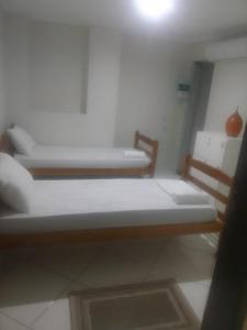 um quarto com 2 beliches num quarto em Hostel Arena Prime em Salvador