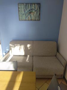 un sofá en una sala de estar con una foto en la pared en Stephane, en Pointe-Noire