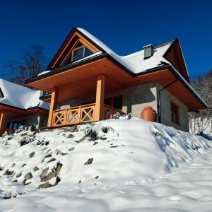 シュチルクにあるBeskidzka Kępaの雪に覆われた家