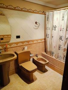 uma casa de banho com um WC e um lavatório em Ca La Solé em Vinarós