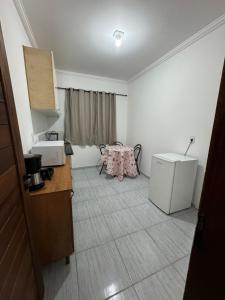a room with a kitchen with a table in it at Residencial Vilaça in Guarapari