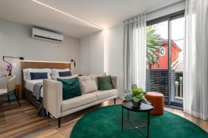 リオデジャネイロにあるUnhotel - Bossa Design Studios Ipanema, Perto da Praiaのソファとベッドのあるリビングルーム