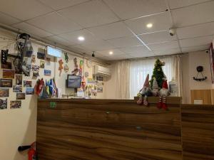キーウにあるポドルスキ ホステルのカウンターの上に座るクリスマスツリーのある部屋