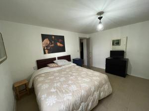um quarto com uma cama com um edredão branco em Appartamento in the Heart of Tuscany em Monsummano