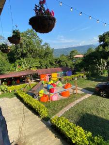 ogród z placem zabaw w trawie w obiekcie Color'Es Club w mieście El Colegio