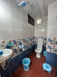 un baño con inodoro y lavabo en Aashirwad Residency, en Ujjain 55 fotos más