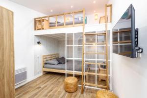 מיטה או מיטות קומותיים בחדר ב-Joyful tiny house seaside