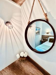 アンティーブにあるAntibes Port - Terrasse - Parking - Piscineの寝室の鏡