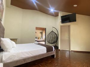 Schlafzimmer mit einem Bett und einem Flachbild-TV in der Unterkunft HOTEL ORILLAS DEL ZAMORA in Zamora
