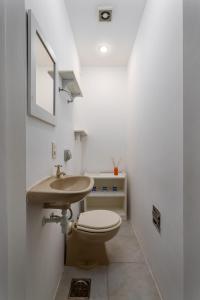 a bathroom with a toilet and a sink at Charme em Ipanema - Ideal para casais - NS101 Z1 in Rio de Janeiro