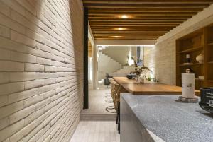 サンミゲル・デ・アジェンデにあるCasas y Suites Indigo San Miguelのカウンター付きのキッチン +143枚の写真