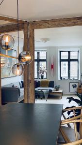 un soggiorno con tavolo e divano di ApartmentInCopenhagen Apartment 1583 a Copenaghen