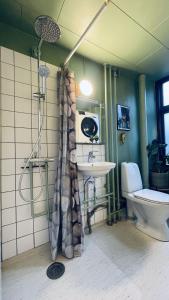 e bagno con servizi igienici, lavandino e doccia. di ApartmentInCopenhagen Apartment 1583 a Copenaghen