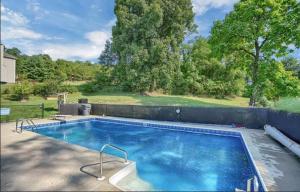 uma piscina no quintal de uma casa em Spacious Home with Pool em Chester