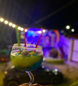 una bebida en un vaso sobre una mesa con luces en Color'Es Club, en El Colegio