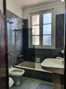 a bathroom with a tub and a toilet and a sink at Plaza San Martin Retiro in Buenos Aires