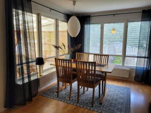 Posezení v ubytování Trevligt hus/stuga i Svärtinge