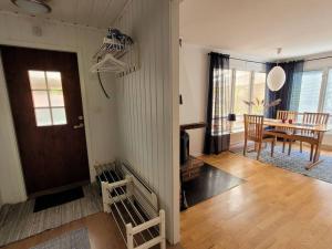 Posezení v ubytování Trevligt hus/stuga i Svärtinge + 27 fotografií
