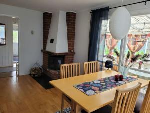 Posezení v ubytování Trevligt hus/stuga i Svärtinge