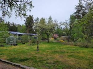 Zahrada ubytování Trevligt hus/stuga i Svärtinge