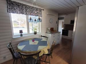 Kuchyň nebo kuchyňský kout v ubytování Trevligt hus/stuga i Svärtinge