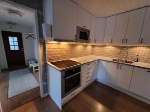 Kuchyň nebo kuchyňský kout v ubytování Trevligt hus/stuga i Svärtinge