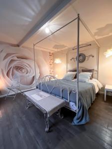 1 dormitorio con cama con dosel y banco en Givernel en Giverny