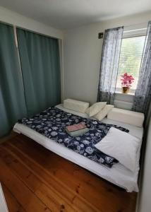 Postel nebo postele na pokoji v ubytování Trevligt hus/stuga i Svärtinge