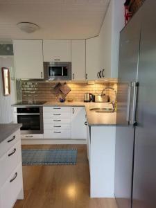 Kuchyň nebo kuchyňský kout v ubytování Trevligt hus/stuga i Svärtinge
