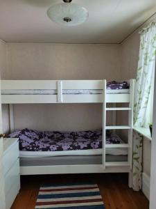 Postel nebo postele na pokoji v ubytování Trevligt hus/stuga i Svärtinge