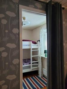 Postel nebo postele na pokoji v ubytování Trevligt hus/stuga i Svärtinge