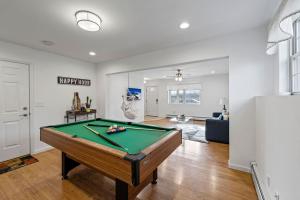 uma sala de estar com uma mesa de bilhar em Spacious Home with Pool em Chester