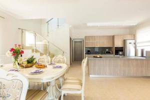 uma cozinha e sala de jantar com mesa e cadeiras em Villa Noboa - Sea View, Spacious And Cozy 5bd em Almirída
