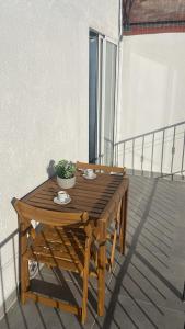 mesa de madera en la parte superior de un balcón en La Casita de Bonnie en La Tejita