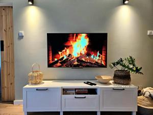 Μια τηλεόραση ή/και κέντρο ψυχαγωγίας στο Apartament Górski Czas