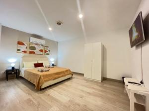 Habitación grande con cama y escritorio. en ☆The Central Valencia Stay☆, en Valencia