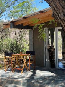諾諾的住宿－Las Quimeras，房屋前的一张木桌和椅子