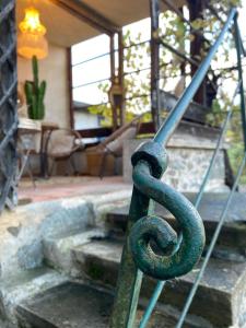 Valsonne的住宿－Le Chatel en Beaujolais，金属门,带绳子连接到楼梯上