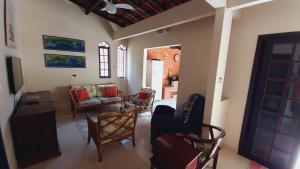een woonkamer met stoelen en een bank bij Solar Oliveira in Angra dos Reis