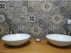 - une salle de bains avec un bol blanc sur un comptoir en bois dans l'établissement Chalupa Nonnetit, à Vápenice