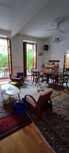 - un salon avec une table de ping-pong et des chaises dans l'établissement Jardin secreto en el centro de Barcelona 2, à Barcelone