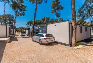 ein vor einem Gebäude geparkt in der Unterkunft Mobile Home SIMBA in Biograd na Moru