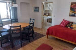 een kamer met een tafel en een bed en een slaapkamer bij Bauernhaus mit großem Innenhof und Garten in Seefeld