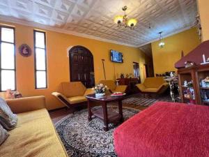- un salon avec un canapé et une table dans l'établissement Villa Paquita - Arco de Bellavista, à Riobamba