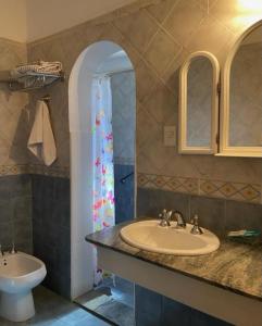 y baño con lavabo y ducha. en Le Marche Apart Hotel en Merlo